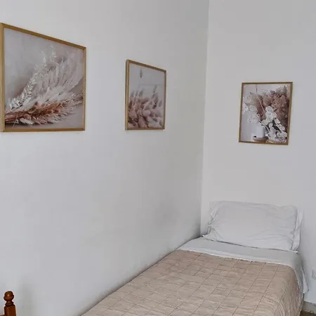 Trilocale Con Ampio Terrazzo E Posto Auto Privato Albenga